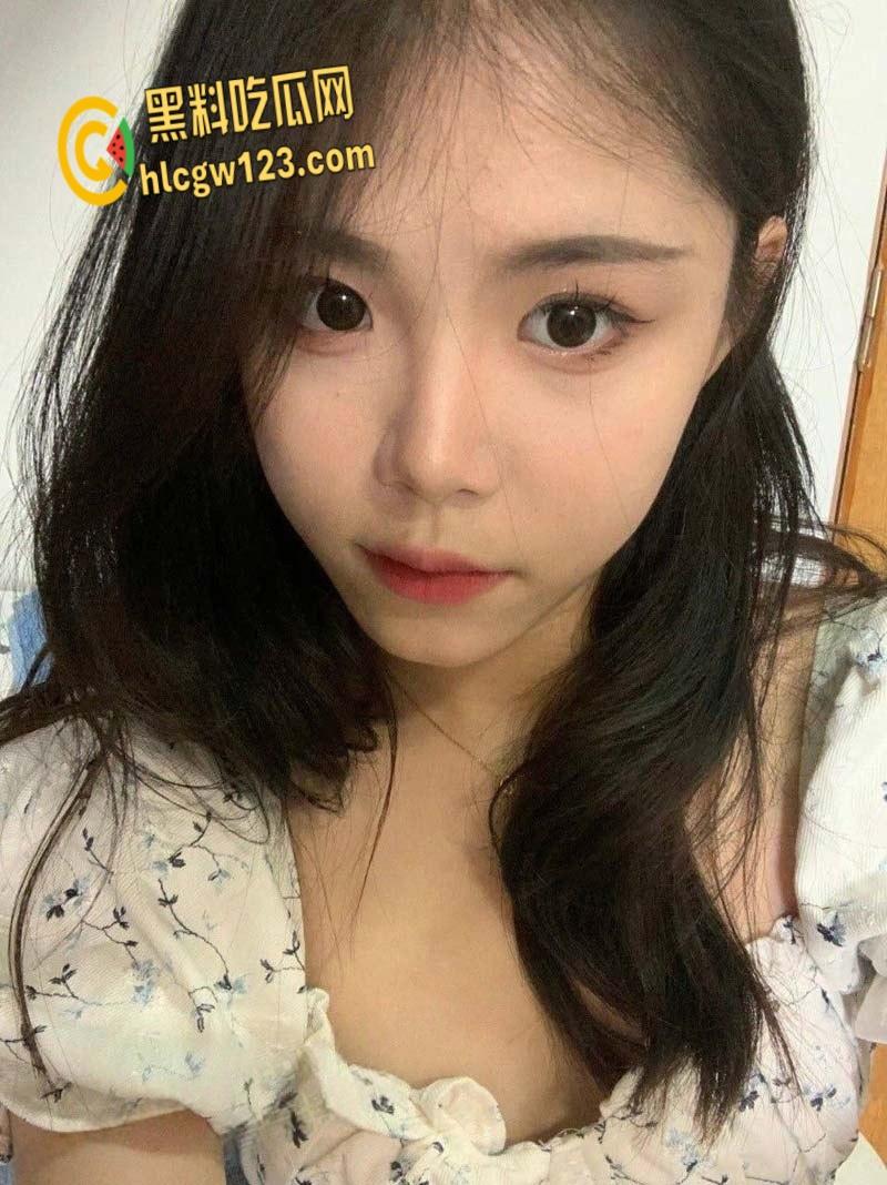 长青校花【唐梦瑶】黑丝跪舔黄毛鸡巴,网吧楼梯开门各种野战,看着就刺激 !-1