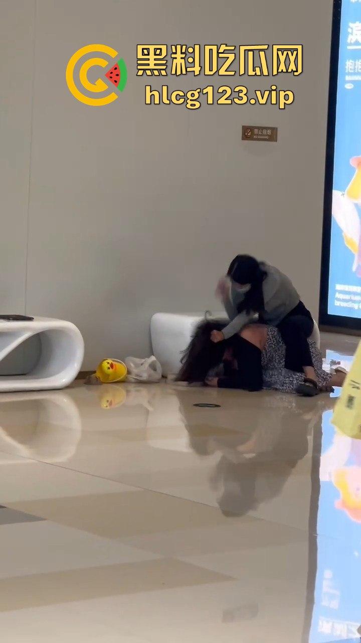 珠海街头惨烈抓小三！正妻怒揍小三十分钟，后背裸露惨叫救命，路人全程围观无人理！-12