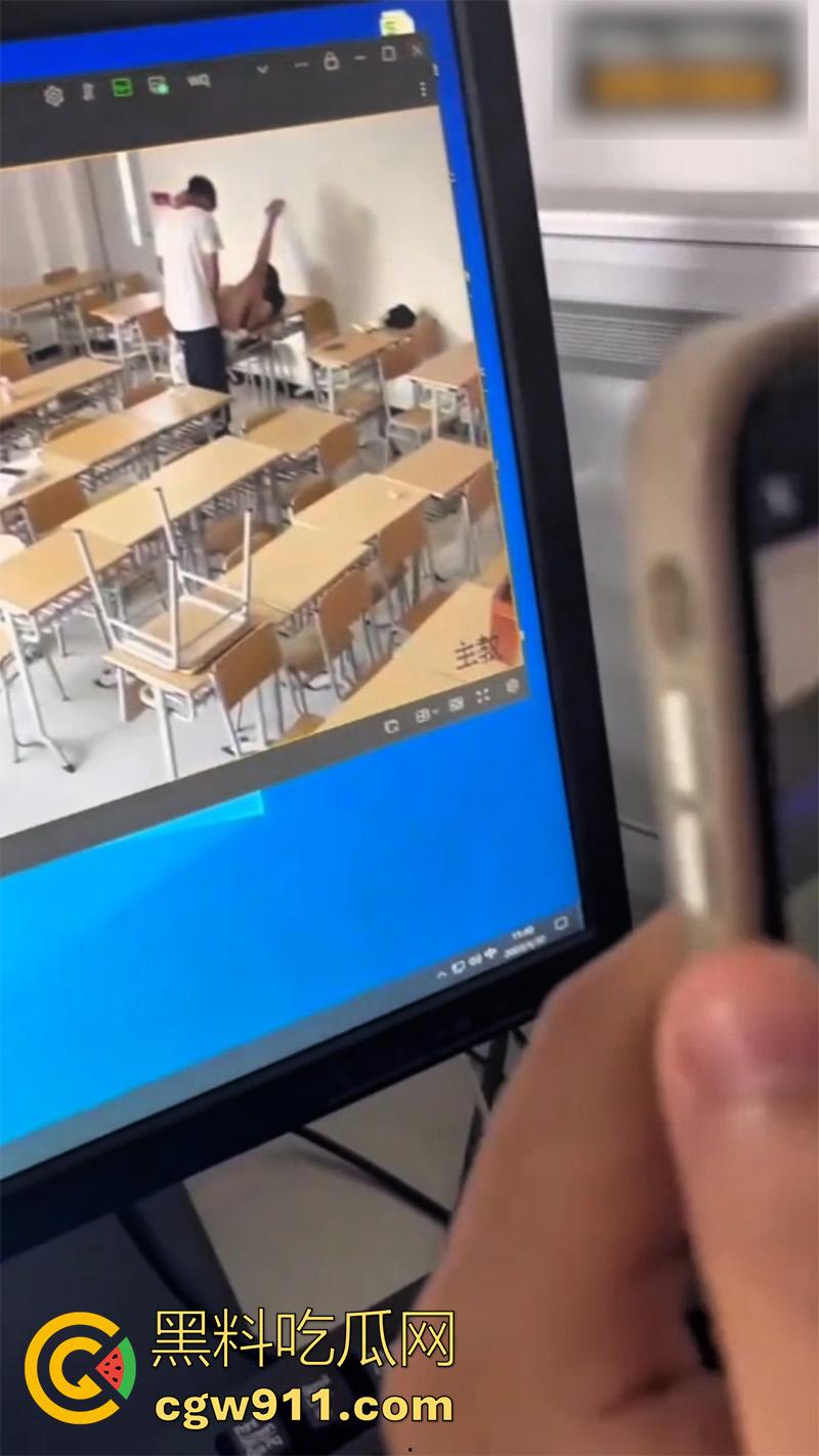 烟台黄金职业学院，教室监控偷拍瓜，情侣在课室搞啪啪，躺在书桌上任由男友玩穴，全程视频流出！-4