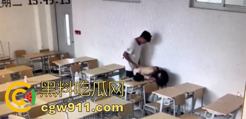 烟台黄金职业学院，教室监控偷拍瓜，情侣在课室搞啪啪，躺在书桌上任由男友玩穴，全程视频流出！-8