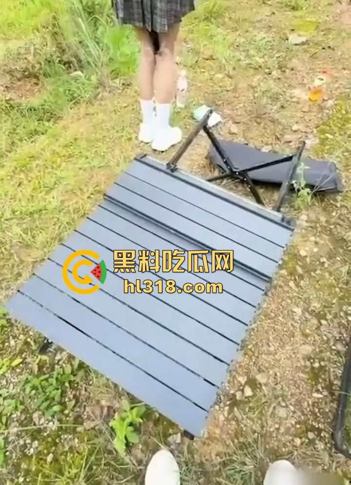 海角乱伦，户外露营跟女儿在小树林做爱，人来人往女儿紧张的要死，阴道却变得无比紧致！-2