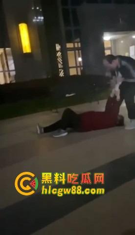 福建小区散步变地狱模式，小伙子刀仔1V3，一家三口直接被团灭，一人一刀干净利落！-3