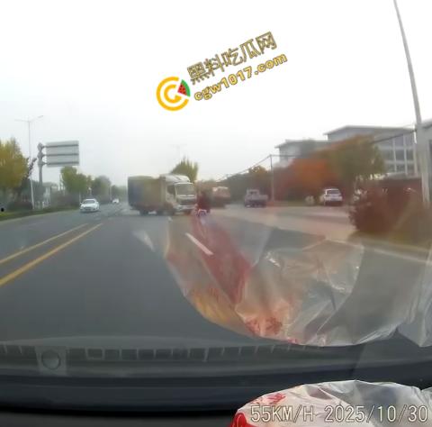 广西南宁车祸现场：鬼火少年私自改装9号电动车，速度太快操作不当直撞大货车，血溅当场！-3