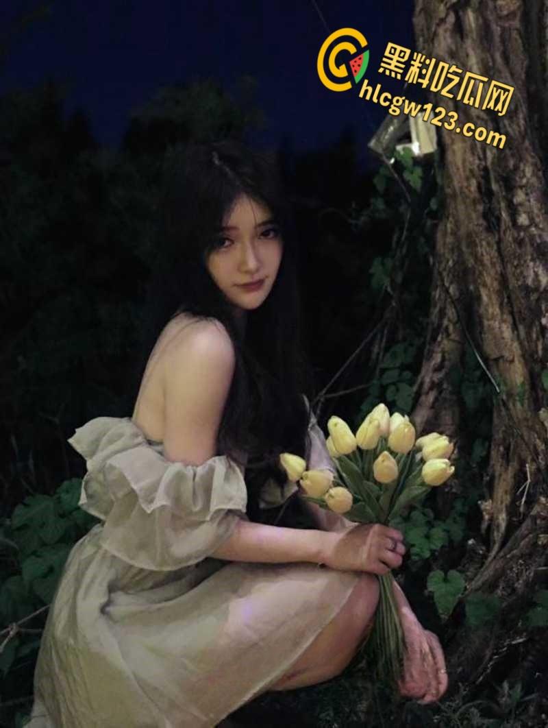 华中农业大学舞蹈生【曹晓菲】，黑丝红情趣装拴狗链，沙发后入呻吟太甜了 ！-1