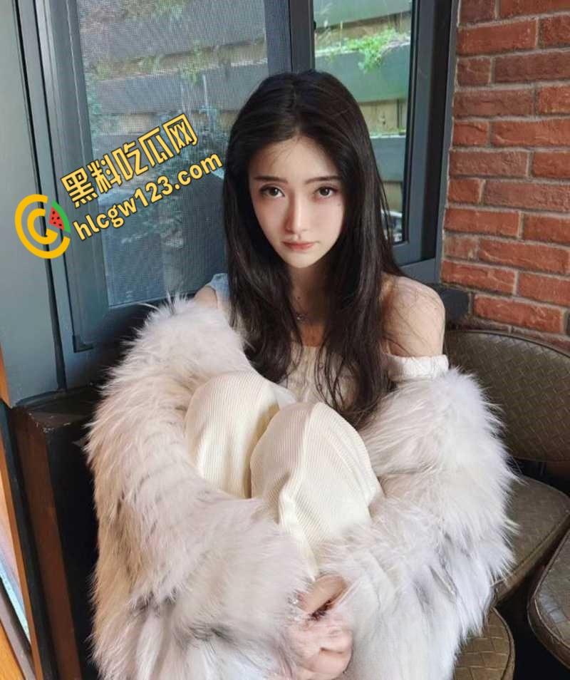 华中农业大学舞蹈生【曹晓菲】，黑丝红情趣装拴狗链，沙发后入呻吟太甜了 ！-3