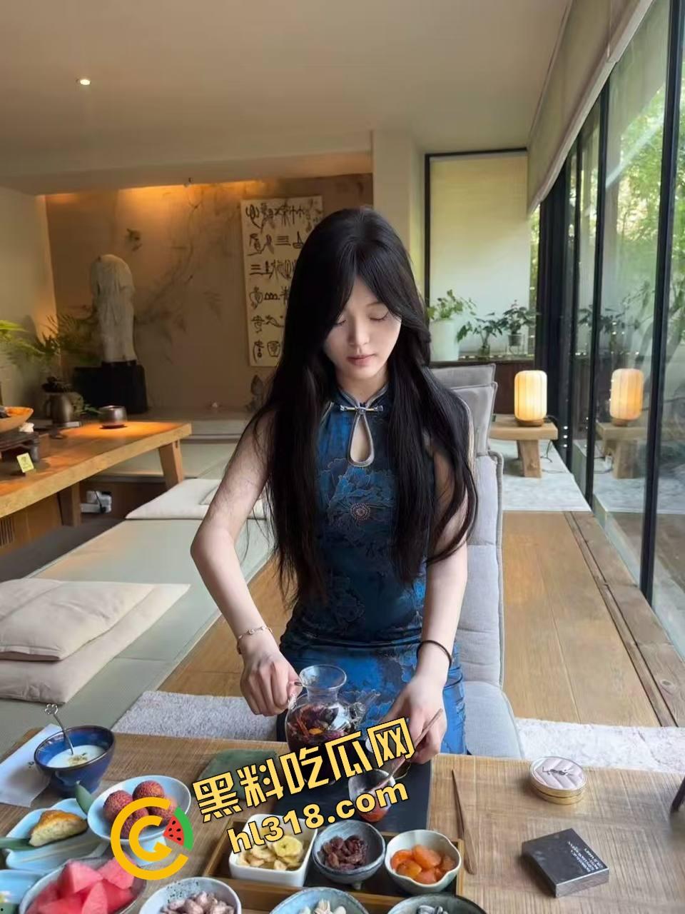 干爹把萝莉干女儿当筹码送合作伙伴，软妹身材娇小被提起直接操，干爹看傻眼年轻体力就是不一样！-2