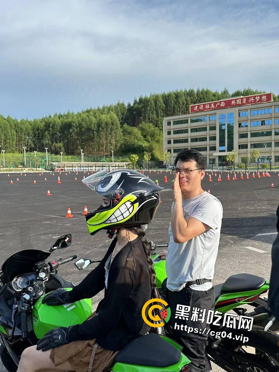 南宁邕武路夜市反差婊【泡面妹】婚内做鸡 2400一夜 下单的都是老公的好兄弟-5