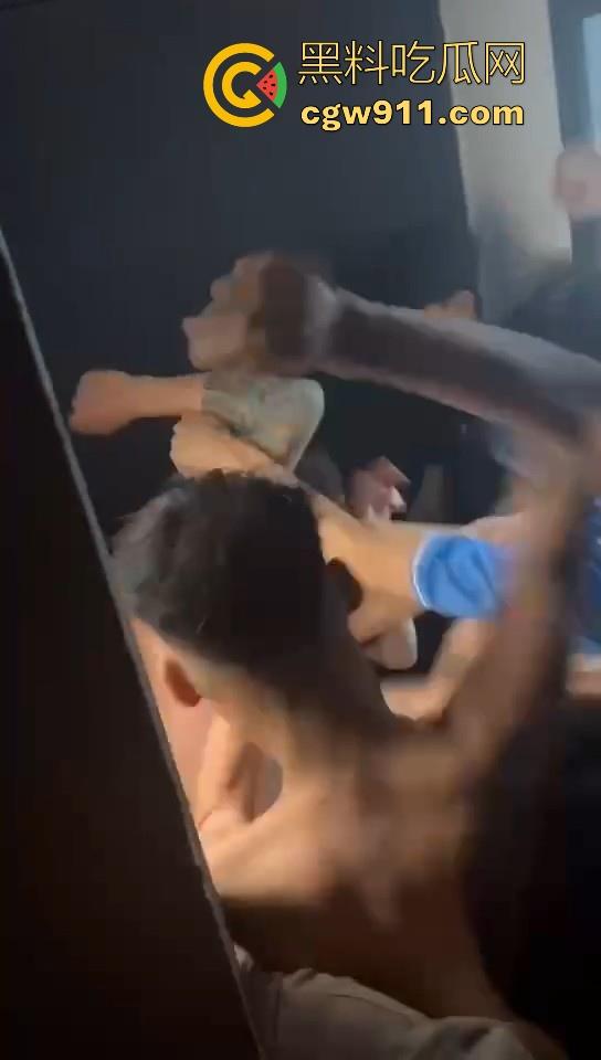 某职业学校宿舍爆发大型战斗，现场极其混乱，都是精神小伙拳拳到肉，感觉不到疼痛，堪称少林十八铜人！-6