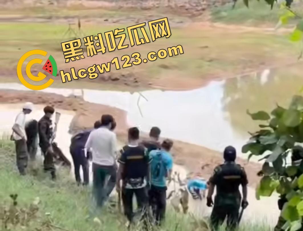 印度小哥翘屁股挑衅精神小伙被操翻！群殴打得满地找牙，警察来了也在一旁看戏！-5