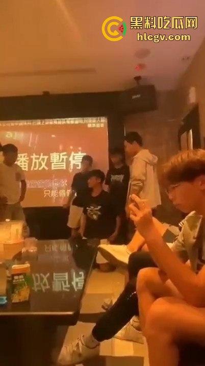 台湾宜兰高职生KTV狂殴同学！唱歌跑调遭群殴，另一边同学悠哉玩王者荣耀，场面极度魔幻！-5
