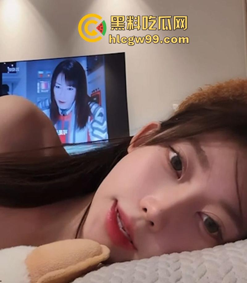 抖音高颜值网红【垚垚垚垚垚】一边直播一边被金主后入爆操，审核是睡着了吗 这都不封号？-8