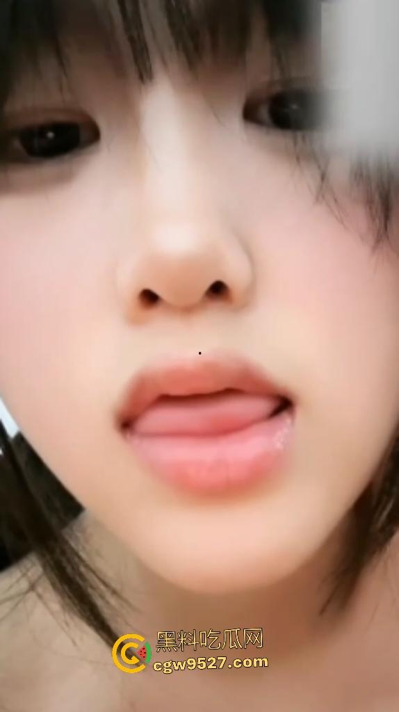 湖北清纯萝莉变金主淫宠！开视频露蝴蝶逼和大奶子献媚，带着美甲还敢自慰，舌头卷起来挑逗金主！-8