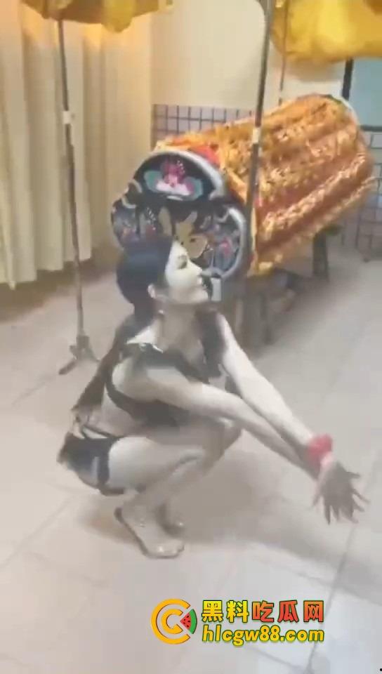 大哥葬礼最后蹦一次？唢呐吹丧比基尼热舞，酒吧风俗直接搬上灵堂，见棺发财诛邪退散！-4