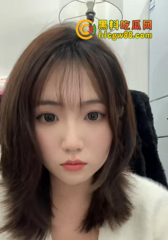 佛山罗总重金拿下女主播『华华华酱』在ET9车震，激情未尽就被原配跟小舅子当场捉奸，裤子都没穿好！-6