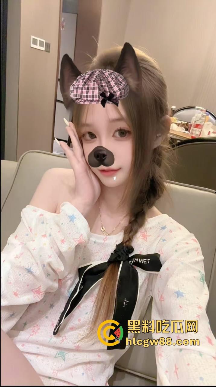 广东20岁抖音小骚货【yona】嫩逼开秀,肉丝裹腿视频求操，掰穴自慰粉鲍嫩得滴水！-6