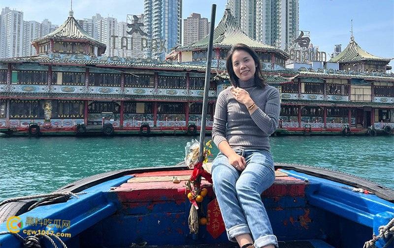 广州饥渴母狗【张思淼】，与男友租房自拍做爱，露脸深情添屌无套猛干， 性欲太大事后仍不满足，用跳蛋狂震骚穴！-1