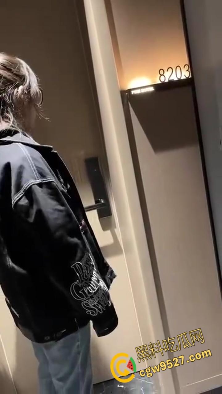 潍坊酒店8203大瓜！ 渣男偷情开房留女友的电话，被女友捉奸的红内裤哥，后续高清完整版视频流出！-1