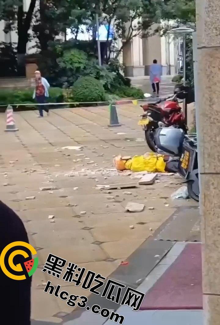 昆明海伦国际大风暴雨引发的悲剧！墙皮脱落砸伤外卖小哥，抢救无效心跳骤停！-1