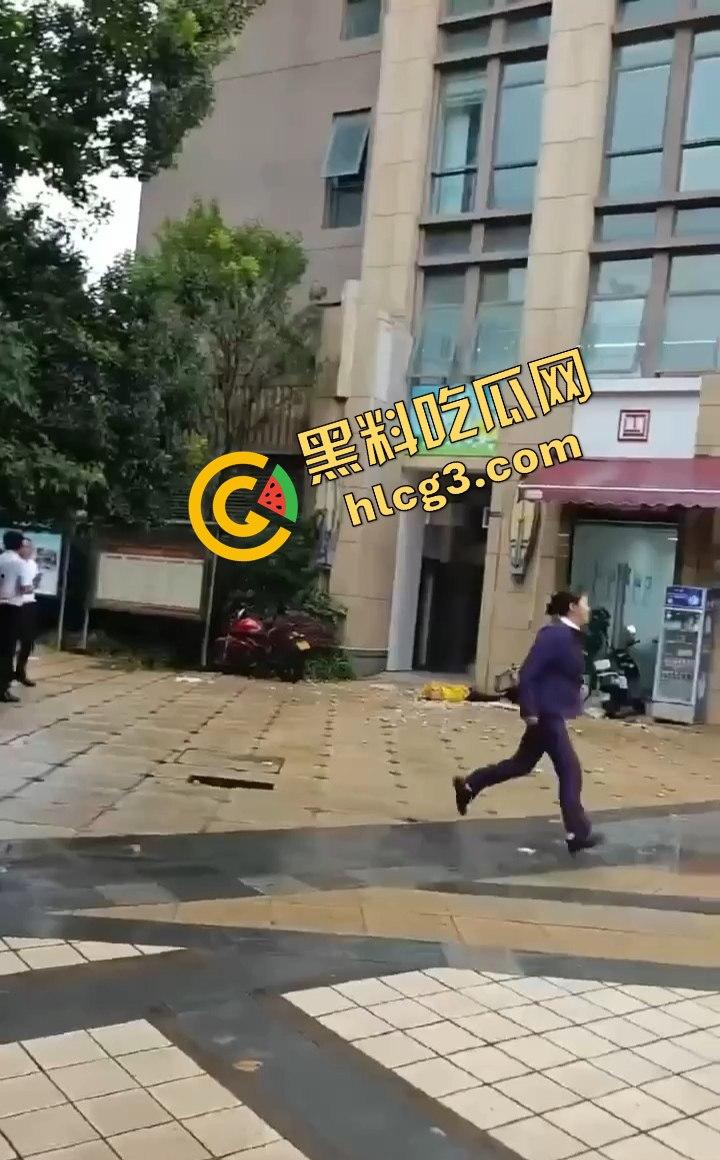 昆明海伦国际大风暴雨引发的悲剧！墙皮脱落砸伤外卖小哥，抢救无效心跳骤停！-3
