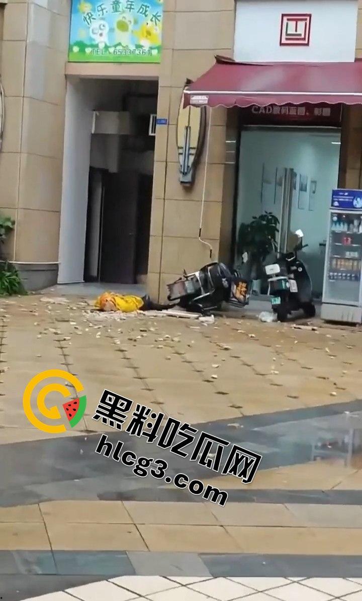 昆明海伦国际大风暴雨引发的悲剧！墙皮脱落砸伤外卖小哥，抢救无效心跳骤停！-5