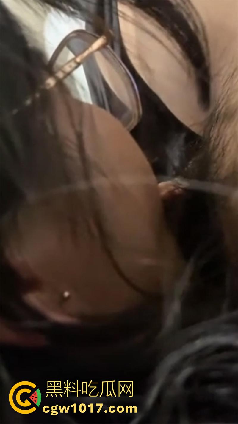 烟大海洋学院大二母狗【王玥】，背着男友跟学长约炮，抓着双马尾后入蜜桃臀，这别人的车就得站起来蹬！-6