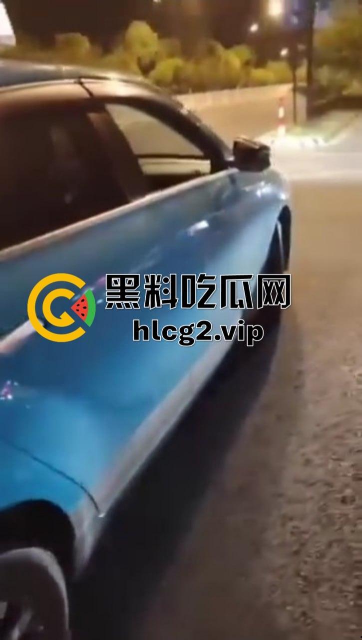 仙女病发作！街头撒泼自残还被嘲讽，出手打人踢飞自己，血压爆表的尴尬时刻！-2