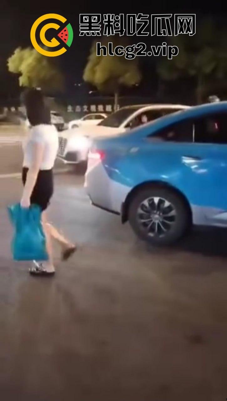 仙女病发作！街头撒泼自残还被嘲讽，出手打人踢飞自己，血压爆表的尴尬时刻！-7