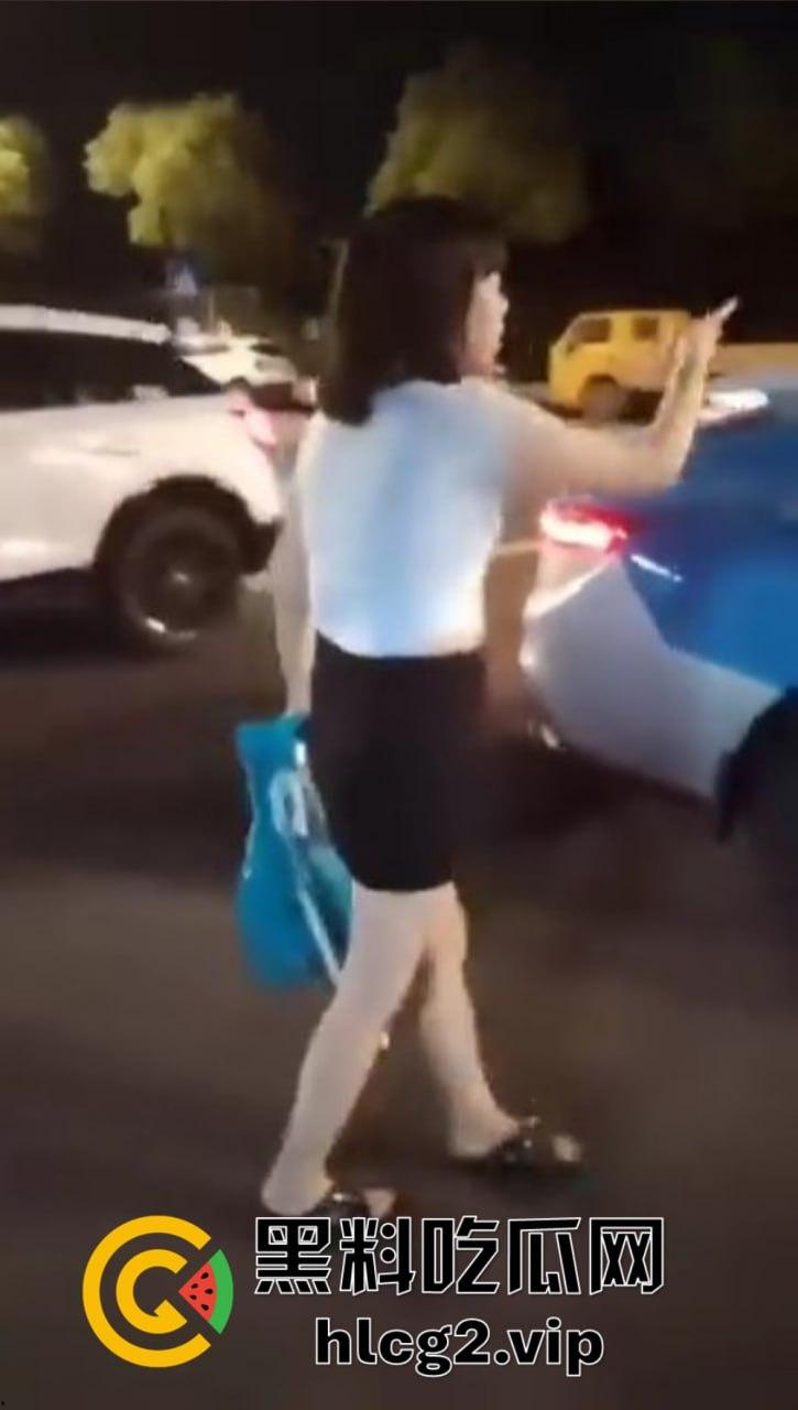 仙女病发作！街头撒泼自残还被嘲讽，出手打人踢飞自己，血压爆表的尴尬时刻！-8