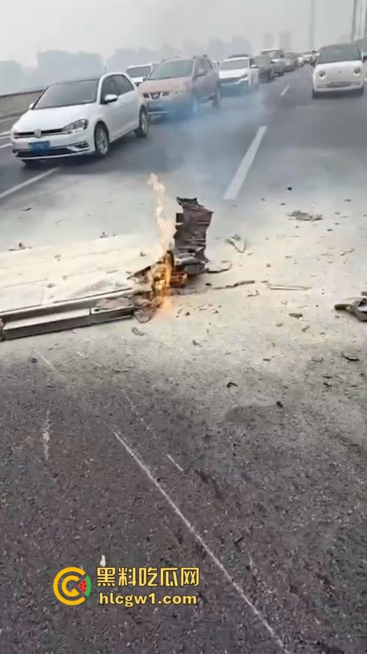 牛逼！蔚来电车首发电池弹射技术 电池先跑再自动锁人 特斯拉看完现场视频沉默了！-3