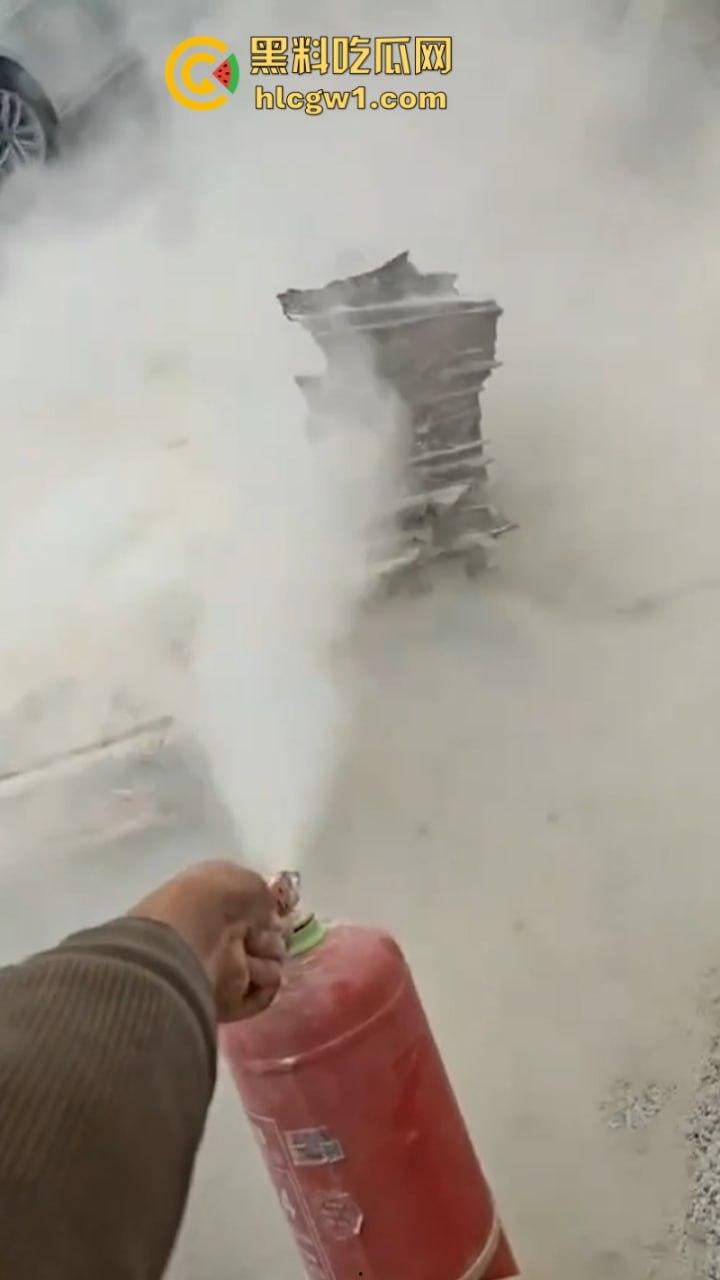 牛逼！蔚来电车首发电池弹射技术 电池先跑再自动锁人 特斯拉看完现场视频沉默了！-4