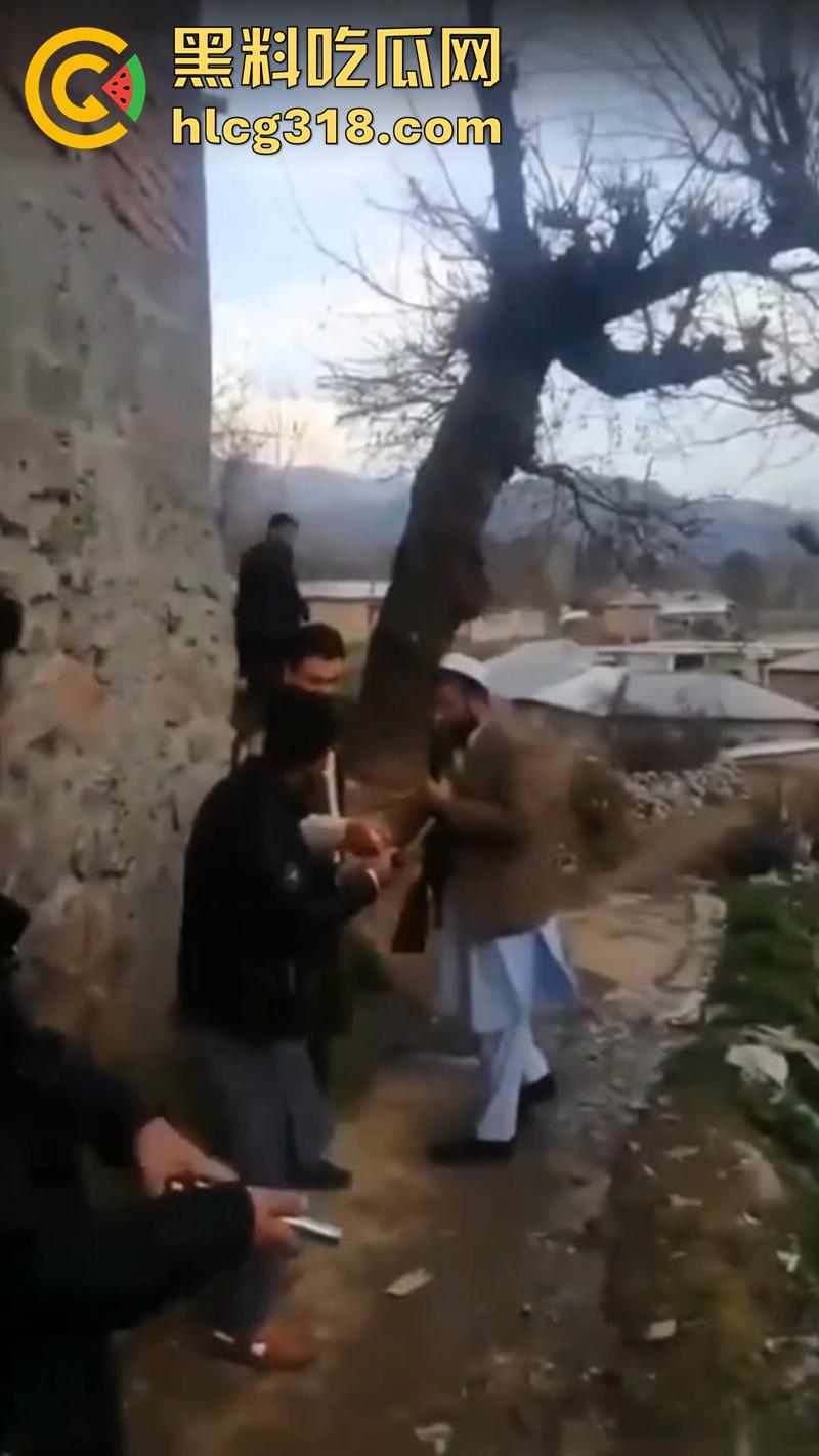 猪队友试枪惨遭爆头，巴基斯坦村民体验刚到的手枪，结果遭猪队友走火爆头，男子当场去世！-1