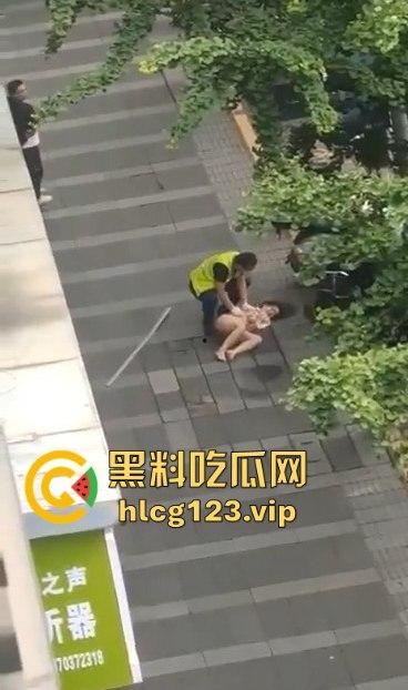 眉山光身跳楼事件！妹子从五楼光溜溜跳下，阿姨们吓得直喊，背后真相到底是什么？-5