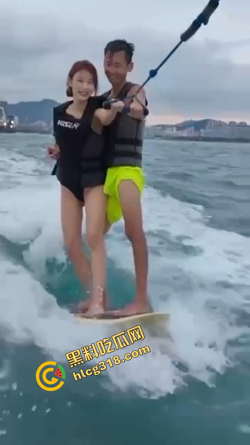 极品美女海边冲浪，比基尼裹不住大奶，教练见了直接支帐篷，裤裆顶出形状全场尴尬！-9