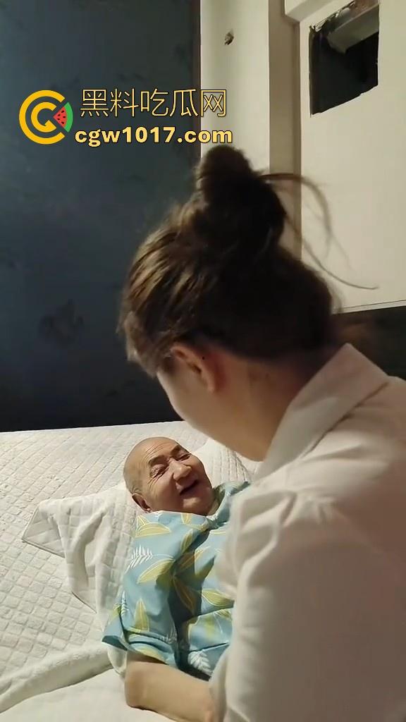 姜还是老的辣！73岁大爷洗脚按摩，平时省吃俭用，就是要把钱花在刀刃上，大爷还是你大爷，活的真通透！-6