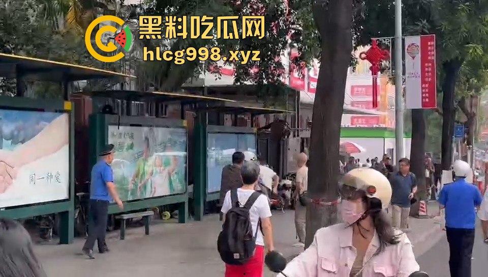 广州小贩怒怼城管，棍子一抄追着满街跑！城管扣车扣货，真就欺软怕硬？-1