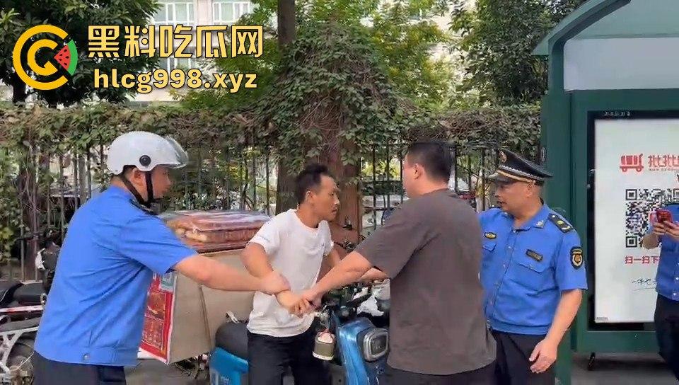 广州小贩怒怼城管，棍子一抄追着满街跑！城管扣车扣货，真就欺软怕硬？-7