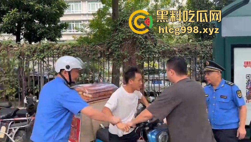 广州小贩怒怼城管，棍子一抄追着满街跑！城管扣车扣货，真就欺软怕硬？-8