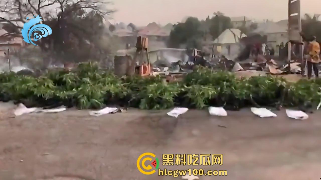 人间炼狱！尼日利亚油罐车泄露遭哄抢爆炸致77死，人都烧成木炭了，重口慎点！-7