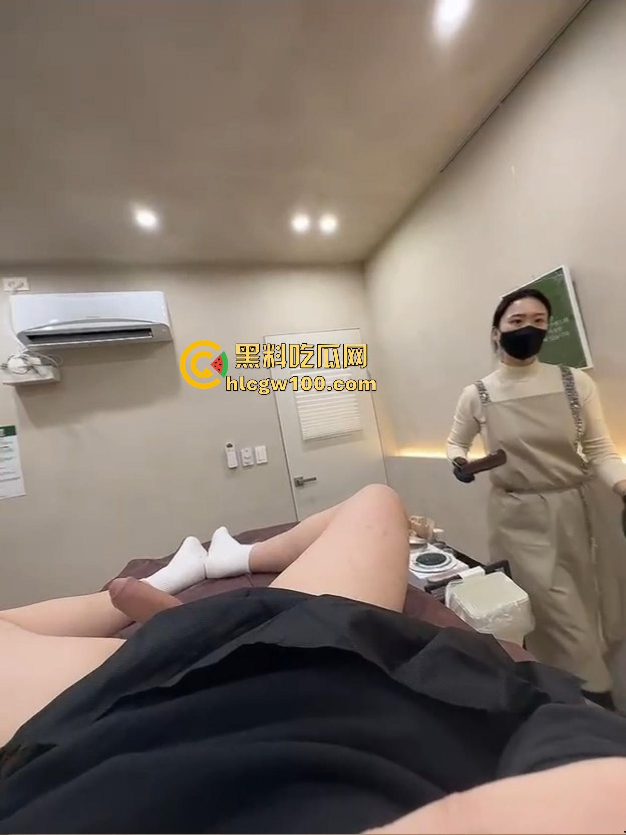 韩国美女护理师的无痛脱毛服务让人顶不住，脱毛膏没抹几下，鸡巴硬到小姐姐看懵陷入沉思，脱毛膏都快抹不稳了！-11