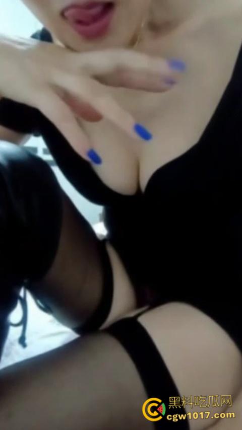 抖音极品人妻【蓝lan姨】,金主定制私拍大尺度,纤手揉奶乳交假屌,道具狂插骚穴淫水喷溅 ,淫荡本性尽显!-4