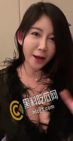 抖音网红反差骚货 李雅 在商场楼道跪舔粉丝 口交镜前后入啪啪射肥臀 姐姐真是太宠粉啦！-3