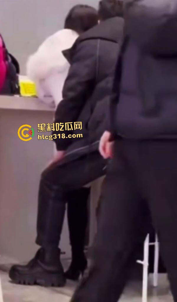 饥渴男女在大厅高凳上做爱，大衣掩盖半脱丝袜直接女上位，旁人大爷刷手机浑然不觉！-3