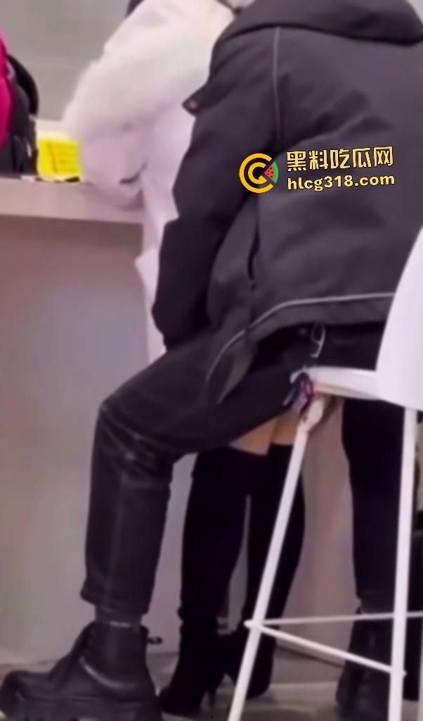 饥渴男女在大厅高凳上做爱，大衣掩盖半脱丝袜直接女上位，旁人大爷刷手机浑然不觉！-6