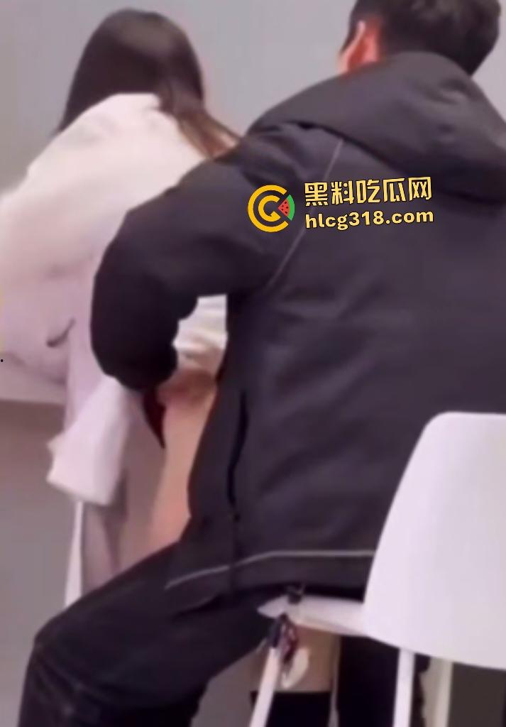 饥渴男女在大厅高凳上做爱，大衣掩盖半脱丝袜直接女上位，旁人大爷刷手机浑然不觉！-7