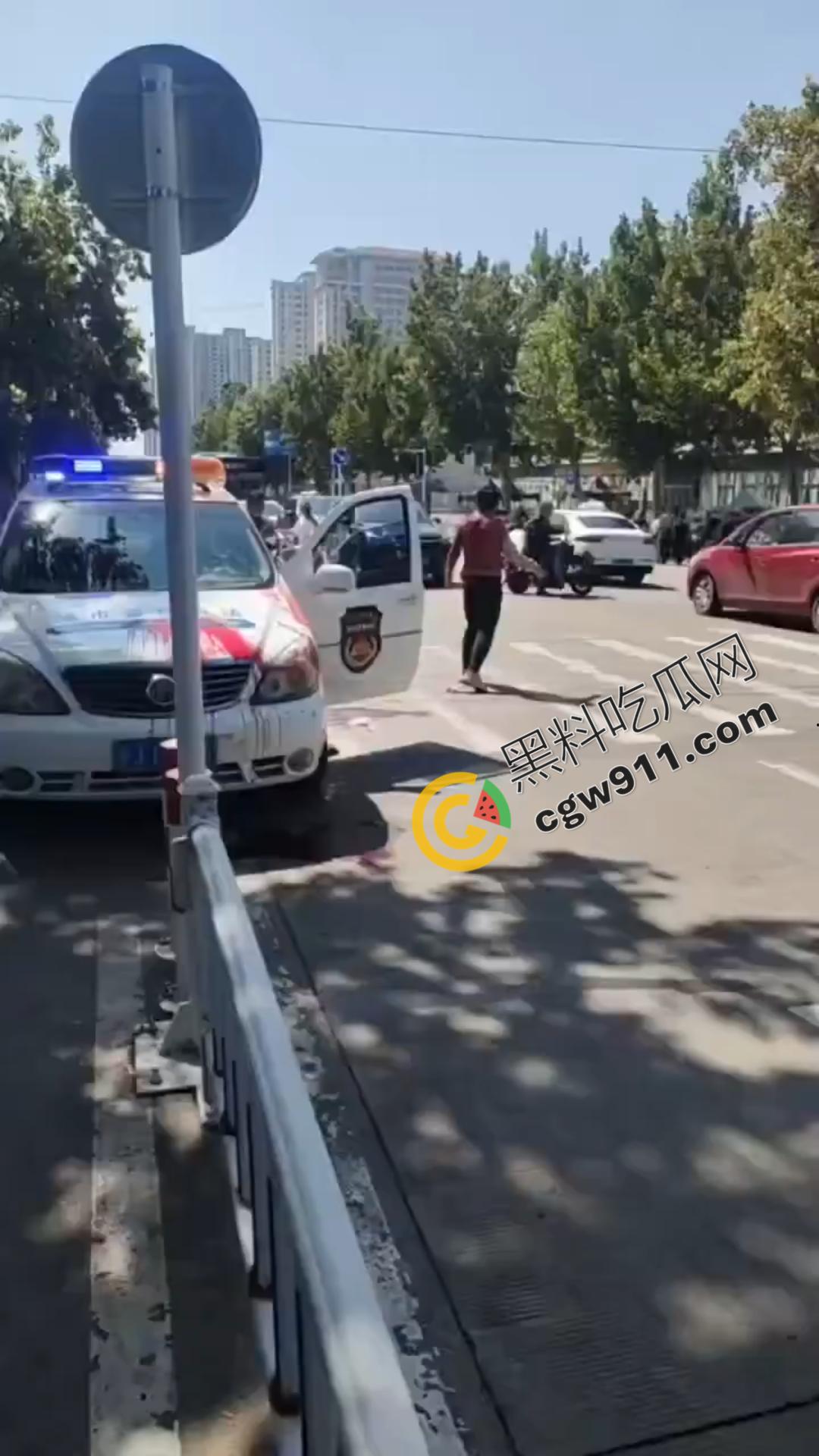 山东泰安市小贩自刎血染街头，与城管争执引绝望一刀，众目睽睽下悲剧上演，真是狠人-1