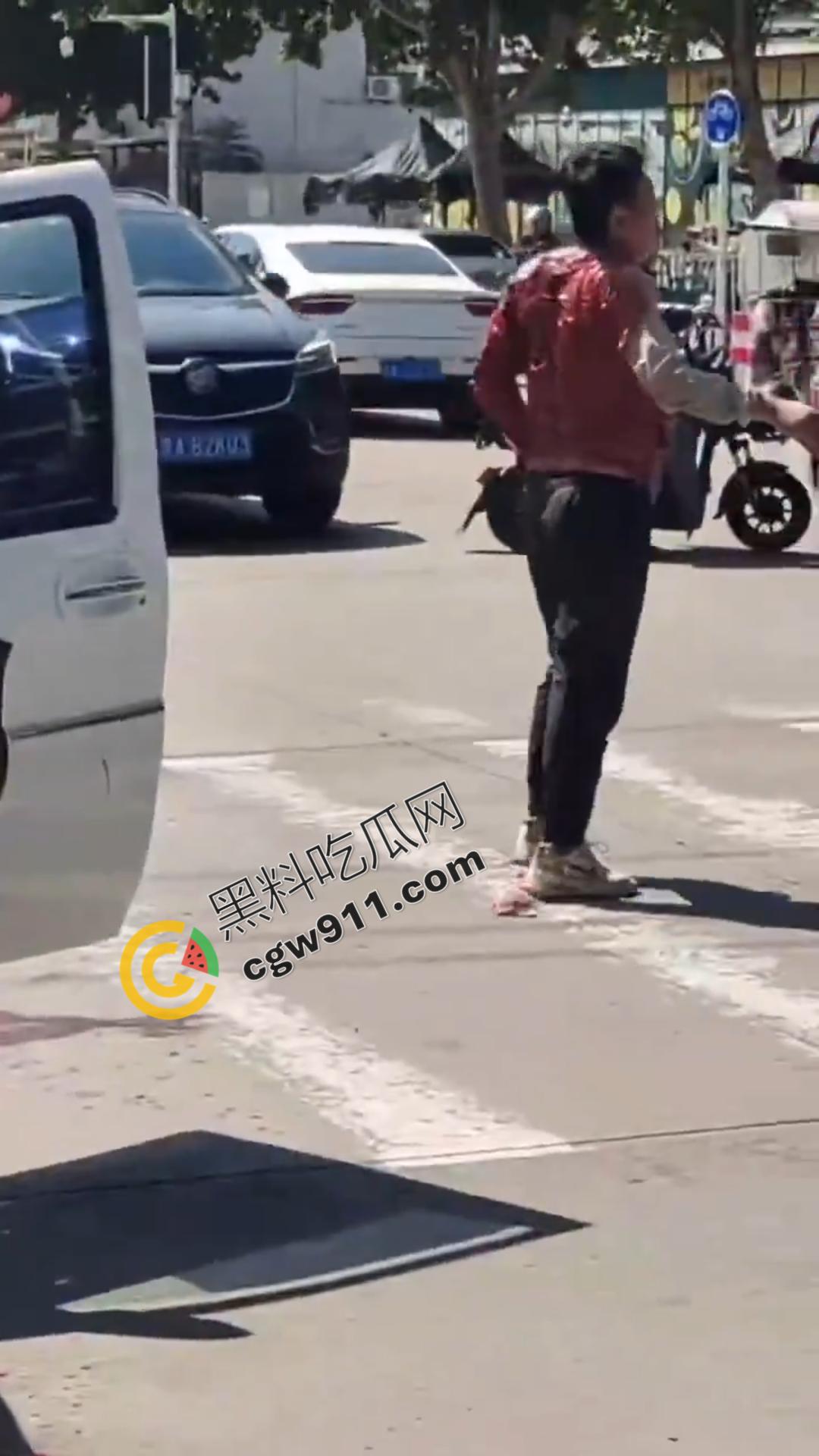 山东泰安市小贩自刎血染街头，与城管争执引绝望一刀，众目睽睽下悲剧上演，真是狠人-2