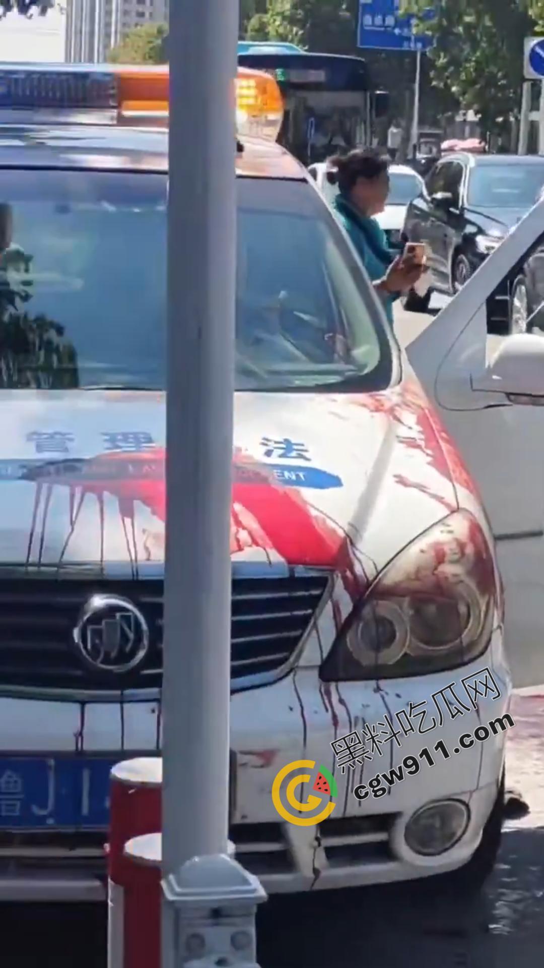 山东泰安市小贩自刎血染街头，与城管争执引绝望一刀，众目睽睽下悲剧上演，真是狠人-3