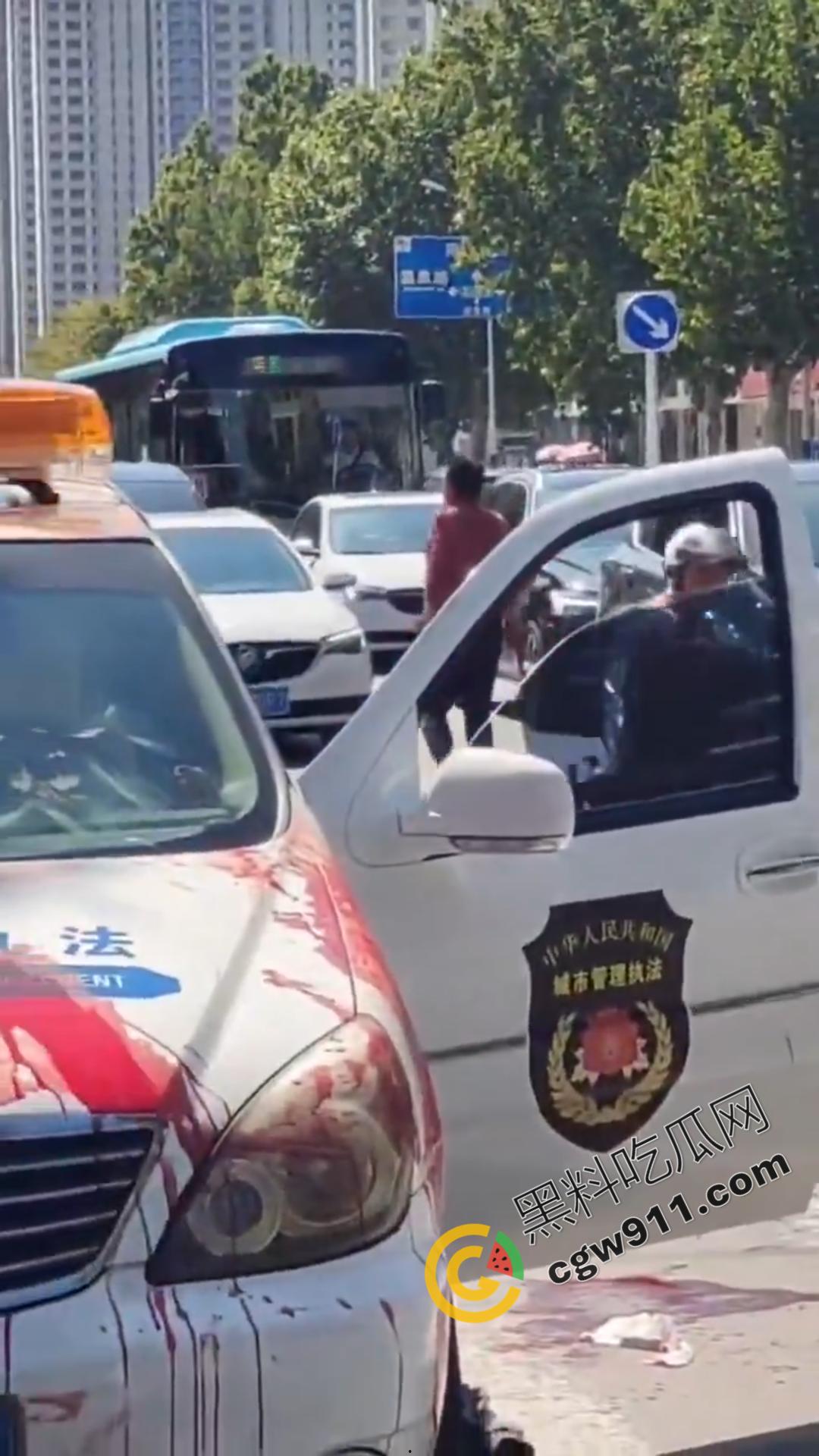 山东泰安市小贩自刎血染街头，与城管争执引绝望一刀，众目睽睽下悲剧上演，真是狠人-4