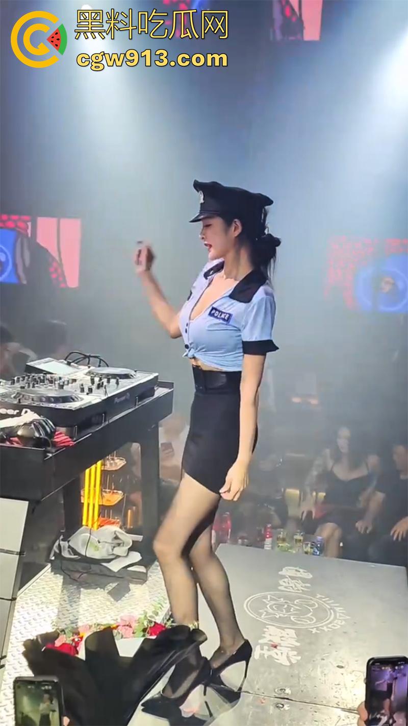 有钱人的快乐夜生活，酒吧被DJ主动勾引，上身热舞尽显风骚，直接带走车上爆操，再回到酒店群p轮奸！-1