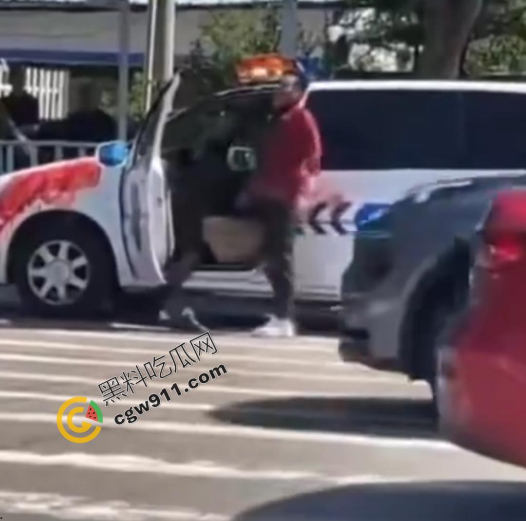 山东泰安市小贩自刎血染街头，与城管争执引绝望一刀，众目睽睽下悲剧上演，真是狠人-5